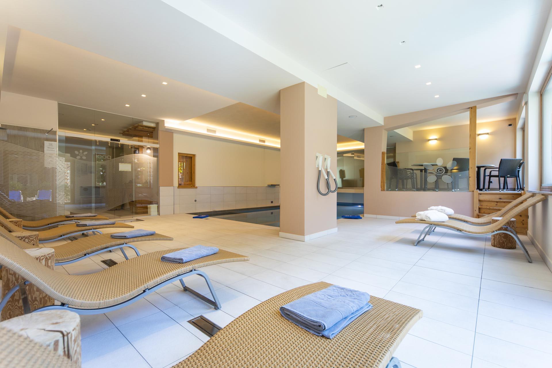 Distenditi sui comodi lettini e chiudi gli occhi Distenditi sui comodi lettini e chiudi gli occhi